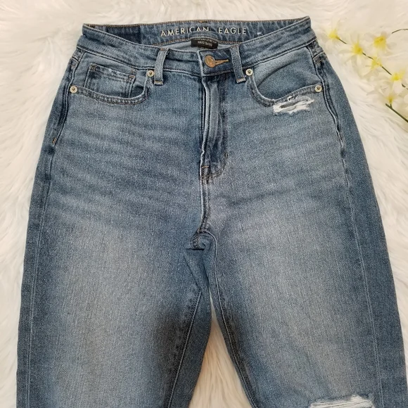 AMERICAN EAGLE Mom Jeans Comfort Stretch Waistband Light Blue Wash Size 00R. - Picture 3 of 17